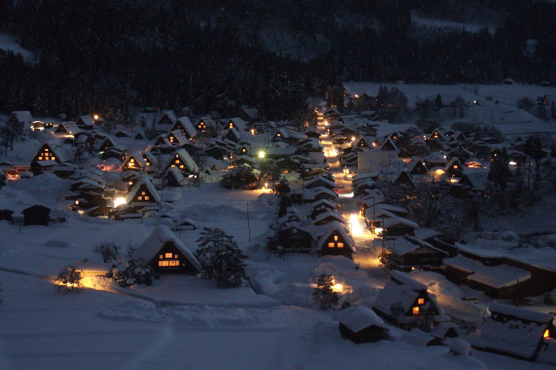 雪に包まれた白川郷のライトアップ — 冬の日本